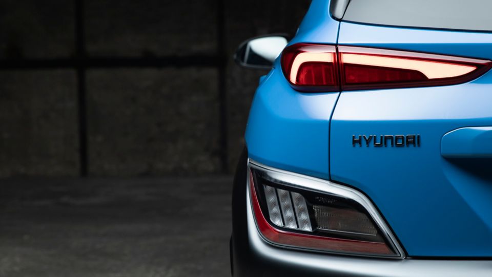 Pohled zezadu na nový Hyundai Kona v barvě Surfy Blue, s elegantními novými zadními světly.