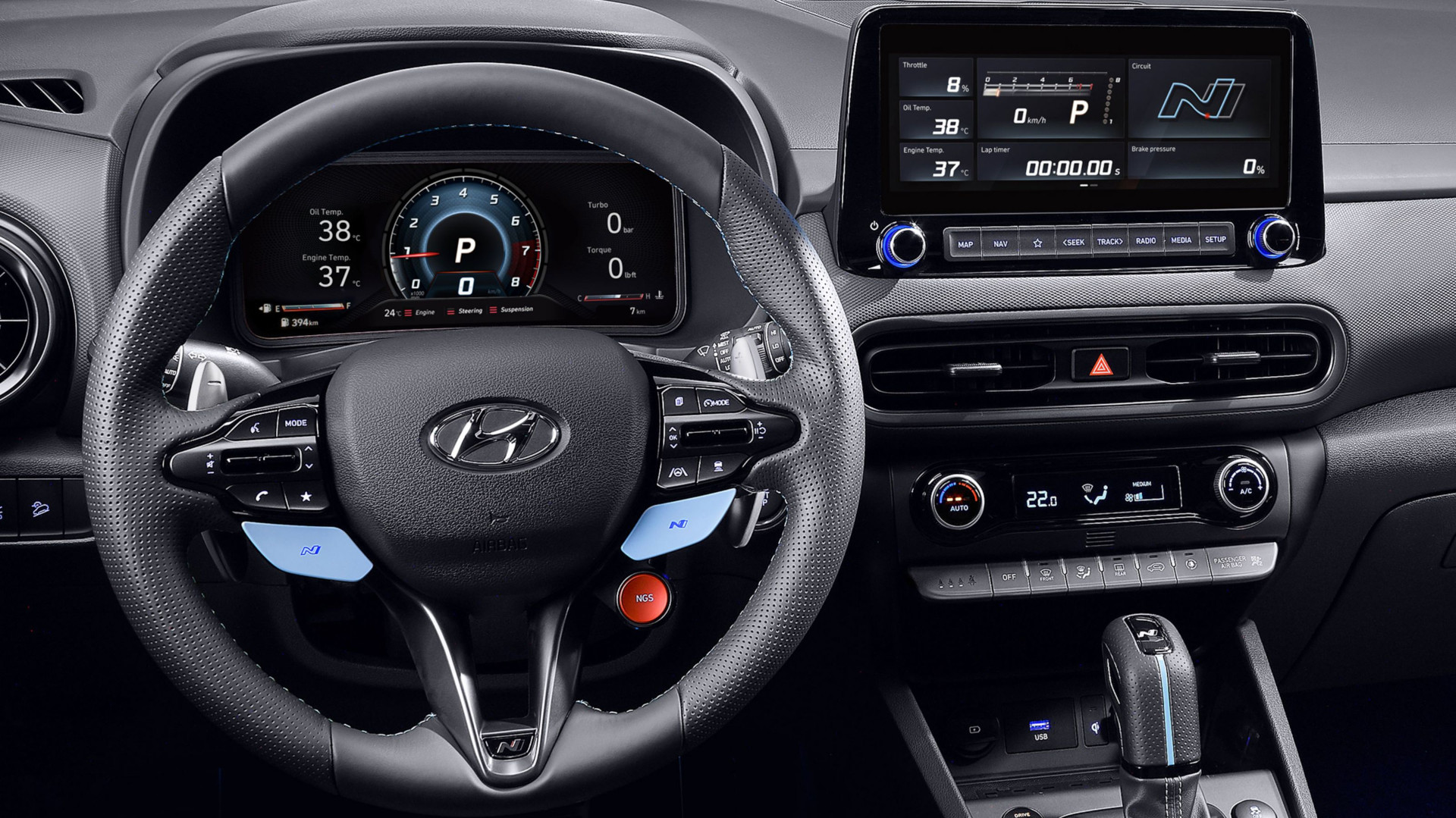 Volant a dotyková obrazovka nového vozu Hyundai KONA N při pohledu z místa řidiče.